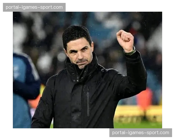 场边镜头：阿尔特塔与裁判就一次界外球判罚激烈争论