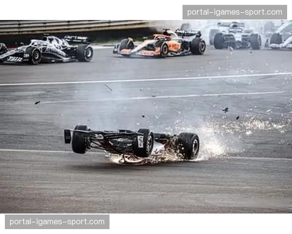 吉达夜赛惊魂:拉塞尔赛车撞墙引发红旗,车手本人安然无恙 吉达夜赛惊魂:拉塞尔赛车撞墙引发红旗,车手本人安然无恙