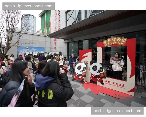 成都蓉城文创周边热销，蜜蜂图案助威服成外地球迷打卡单品